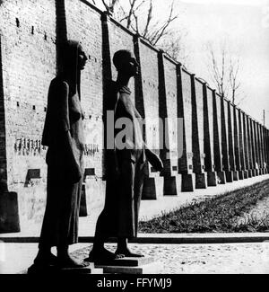 Geografia / viaggio, Germania, Ravensbruck, Memorial Site, scultura 'due Donne' di Will Lammert al 'Muro delle Nazioni', 1965, , diritti aggiuntivi-clearences-non disponibile Foto Stock