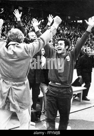 Sport,calcio,partita,Germania,DFB-Pokal,1970 / 1971,finale,partita FC Bayern Muenchen contro 1. FC Koeln(2:1),giubilante giocatore Herwart Koeppenhofer dopo la vittoria di Bayern,Stadio Neckar,Stoccarda,19.6.1971,vincitore della coppa,vincitori della coppa,giubilazione,saluti,giubilante,cheerer,gioia,felicità,felice,vincitore,vincitore,coppa DFB,atleta,atleti,calciatore,giocatori,calcio anni 70,panca calcio,panca calcio,panca calcio,panca calcio,Germania,panca calcio,panca calcio-anni,panca aggiuntiva,panca calcio,panca calcio,panca calcio,panca-70,panca calcio,panca calcio,panca calcio,panca calcio,panca calcio,calcio,panca-70,panca-70,panca Foto Stock