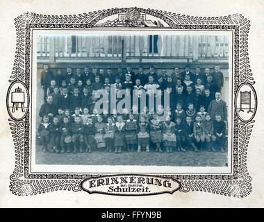 Pedagogia, foto di classe, 'Erinnerung an meine Schulzeit' (in memoria del mio tempo a scuola), Vilsheim, 1920, diritti aggiuntivi-clearences-non disponibile Foto Stock