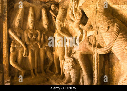 Bassorilievo in Ravanaphadi tempio nella grotta in Aihole , Karnataka , India Foto Stock