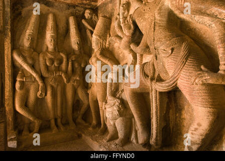 Bassorilievo in Ravanaphadi tempio nella grotta in Aihole , Karnataka , India Foto Stock