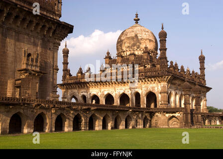 Ibrahim Rauza costruito da Ibrahim Adil Shah II in Bijapur , Karnataka , India Foto Stock