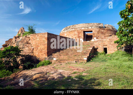 Torre circolare di guardia nel 14 ° secolo Forte Nord in Badami , Vatapi , Bagalkot distretto , Karnataka , India , asia Foto Stock