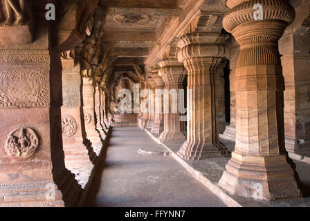 Grotta tre dedicate a Vishnu più grande e più elaborato a Badami , Karnataka , India Foto Stock