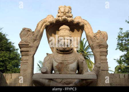Lakshmi Narasimha metà leone metà uomo statua in Hampi , Karnataka , India Foto Stock