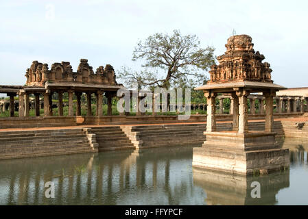 Pushkarni adiacente a Krishna Bazaar di Hampi , Karnataka , India Foto Stock