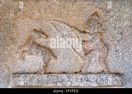 Cavallo uomo sulla parete esterna di Ramachandra tempio di Hampi , Karnataka , India Foto Stock