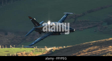 Falchi della RAF dalla valle della raf che volano il loop Mach in galles. Foto Stock