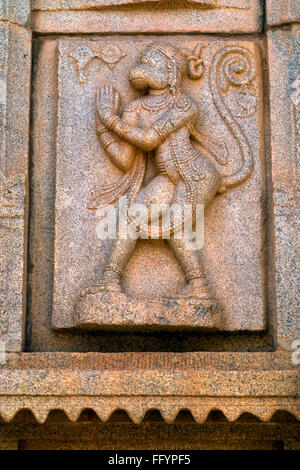 Hanuman sul muro del tempio Ramachandra in Hampi , Karnataka , India Foto Stock