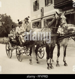 Persone, gruppi, uomini in costumi tradizionali bavaresi seduti in carrozza trainata da cavalli, Neuhaus, Baviera, Germania, 1912, diritti aggiuntivi-clearences-non disponibile Foto Stock