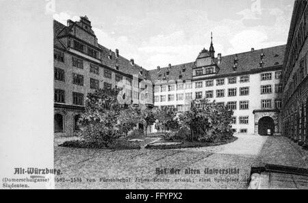 Geografia / viaggio, Germania, Würzburg, edificio, università, vista esterna, cortile della vecchia università, 16 ° secolo, disegno, 16 ° secolo, grafica, Franconia, pedagogia, pedagogia, educazione, cortile interno, cortili interni, albero, alberi, architettura, Baviera settentrionale, Baviera, Germania meridionale, Germania del sud, Germania, Europa centrale, Europa, costruzione, edifici, corte, cortili, tribunali, Nel cortile, università, università, storico, storico, Wuerzburg, Würzburg, Wurzburg, persone, diritti aggiuntivi-clearences-non disponibile Foto Stock