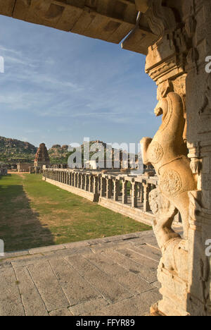 Tempio Vithala e pillared bazaar mercato nel XVI secolo , Hampi , Karnataka , India Foto Stock