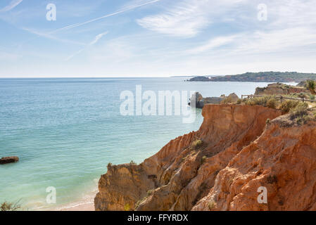 Rocce e passerella pedonale sulla spiaggia di roccia e Dona Ana beach a Portimao Algarve Portogallo Foto Stock