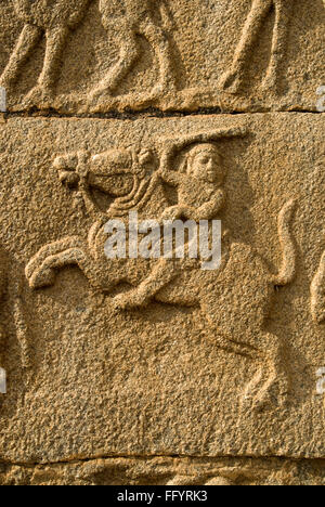 Uomo a cavallo statua Bassorilievo in Mahanavami Dibba in Hampi , Karnataka , India Foto Stock