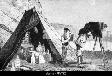 Fotografia, fotografo, fotografo paesaggista con tenda per sviluppare le immagini dopo il processo di collodio bagnato di Frederic Archer (1813 - 1857), incisione del legno, 1851, Additional-Rights-Clearences-Not Available Foto Stock