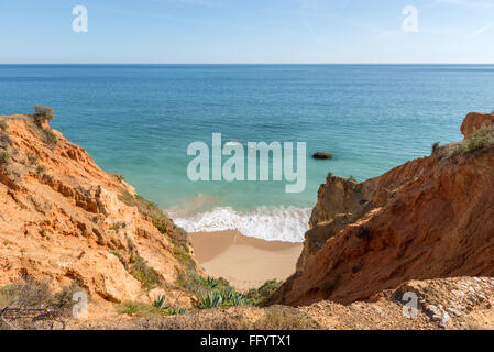 Rocce e passerella pedonale sulla spiaggia di roccia e Dona Ana beach a Portimao Algarve Portogallo Foto Stock