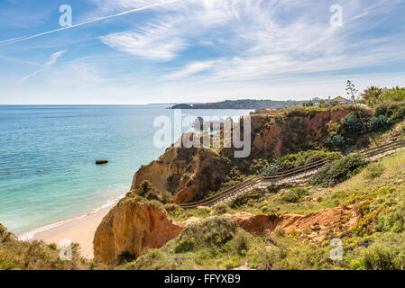 Rocce e passerella pedonale sulla spiaggia di roccia e Dona Ana beach a Portimao Algarve Portogallo Foto Stock