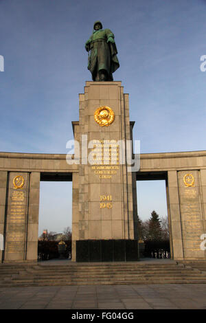 Sowjetisches Ehrenmal, Strasse des 17. Juni, Berlin-Tiergarten. Foto Stock