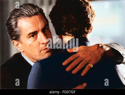 Dispensa - un handout picture messi a disposizione dalla Deutsche Kinemathek il 17 febbraio 2016 mostra Robert De Niro (L) e Ray Liotta in una scena non datate dal film "Goodfellas". Questo è uno dei dieci film per essere mostrato in 'omaggio' sezione per onore di cameraman Michael Ballhaus, il destinatario della Honorary Golden Bear premio speciale durante la 66Berlinale Film Festival. Foto: DEUTSCHE KINEMATHEK/WARNER BROS./BERLINALE/dpa (attenzione i redattori: solo uso editoriale in connessione con le attuali relazioni sulle 2016 Berlinale e con obbligo di credito Fonte: Deutsche Kinemathek/Warner Bros/Berlin Foto Stock