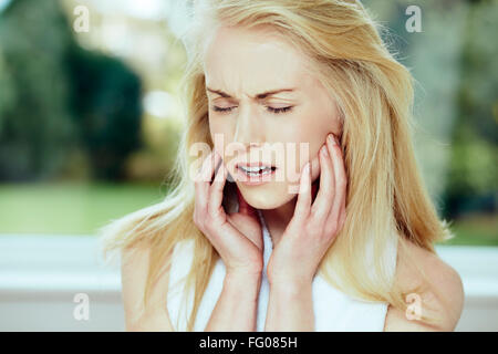 Ragazza con il mal di denti Foto Stock