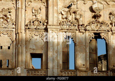 Rovinata nel 2001 Terremoto , tre finestre in Palace Darbargarh Bhuj Kutch , Gujarat , India Foto Stock