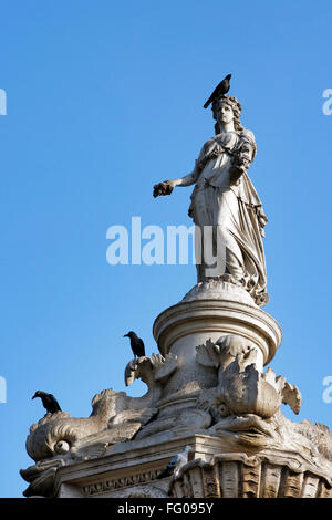 Tre corvi seduti sulla flora Fontana Hutatma Chowk , Bombay Mumbai , Maharashtra , India Foto Stock