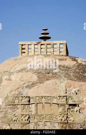 Grande maha stupa n. 1 in architettura buddista costruito da Samrat Ashoka Nord vista a Sanchi , Bhopal , Madhya Pradesh , India Foto Stock