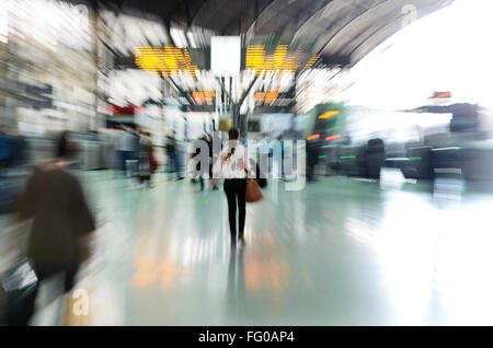 Correre per prendere un treno, Valencia Spagna Foto Stock