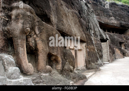 Un desiderio ardente di un elefante a uno dei cancelli che conducono all'interno del Patrimonio Mondiale UNESCO Le grotte di Ajanta nel Maharashtra , India Foto Stock