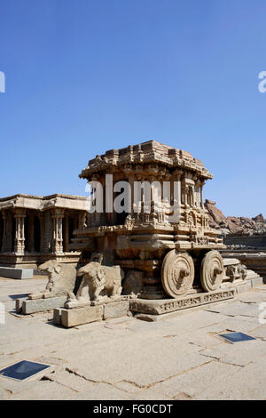 Carro di pietra ratha veicolo Vishnu Vitthal Tempio Hampi Vijayanagar eredità di mondo Deccan plateau Hospet Bellary Karnataka Foto Stock