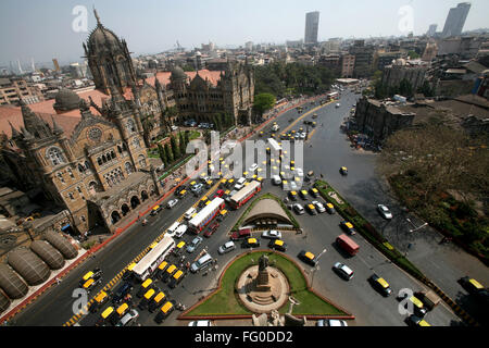 Il traffico al di fuori di Victoria Terminus VT ora Chhatrapati Shivaji Terminus CST a Bombay Mumbai , Maharashtra , India Foto Stock