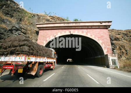 Kamshet ii tunnel su Mumbai Pune expressway , Maharashtra , India Foto Stock