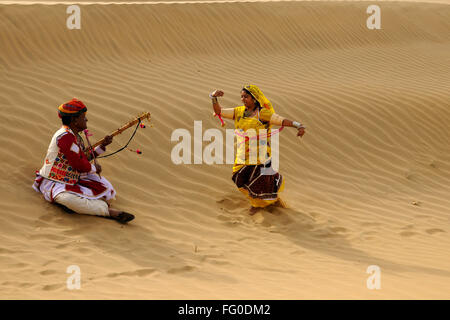 Paio di musica folk e ballo in dune di sabbia del deserto jaisalmer rajasthan india - signor#769 a - msa 222408 Foto Stock