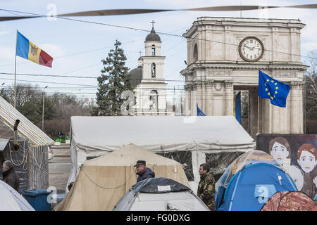 Chisinau, Chisinau in Moldova. Xiv Feb, 2016. I dimostranti nell'accampamento improvvisato di fronte al governo della Moldavia building a Chisinau © Celestino Arce/ZUMA filo/Alamy Live News Foto Stock