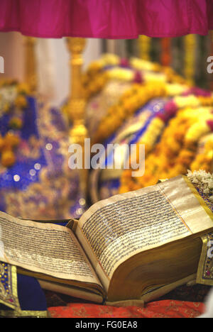 Libro sacro in Guru Granth Sahib Gurudwara in India Maharashtra Asia Foto Stock