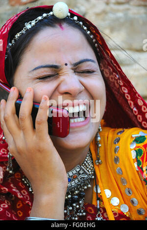 Rajasthani lady parlando sul cellulare ; Rajasthan ; India Signor#769 C Foto Stock