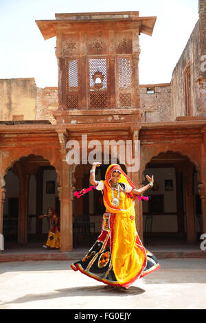 Donna di Rajasthani eseguendo ghoomer dance in haveli in Jodhpur Rajasthan India - signor#769 D Foto Stock