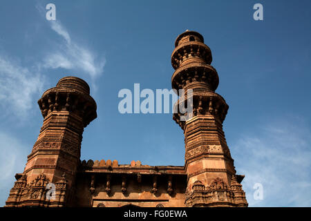 Cinque cento settanta un anno vecchio scuotendo i minareti della Moschea Bibiji in Ahmedabad ; Gujarat ; India heritage Foto Stock