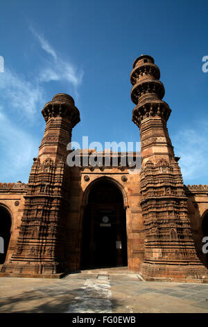 Cinque cento settanta un anno vecchio scuotendo i minareti della Moschea Bibiji in Ahmedabad ; Gujarat ; India heritage Foto Stock