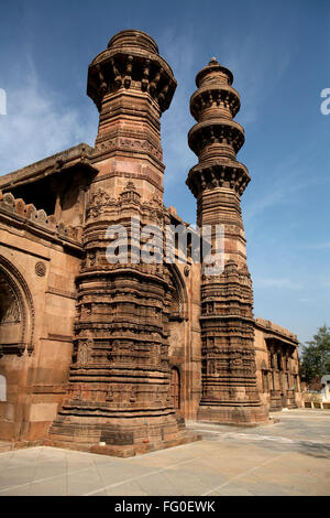 Cinque cento settanta un anno vecchio scuotendo i minareti della Moschea Bibiji in Ahmedabad ; Gujarat ; India heritage Foto Stock