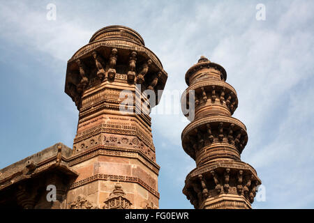 Cinque cento settanta un anno vecchio scuotendo i minareti della Moschea Bibiji in Ahmedabad ; Gujarat ; India heritage Foto Stock