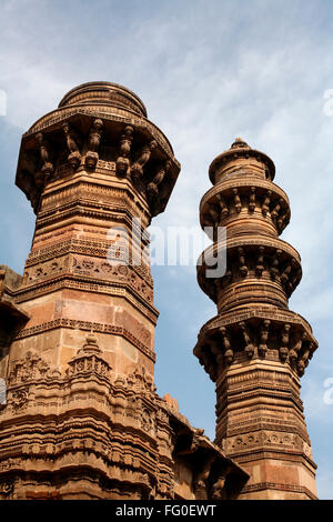 Cinque cento settanta un anno vecchio scuotendo i minareti della Moschea Bibiji in Ahmedabad ; Gujarat ; India heritage Foto Stock