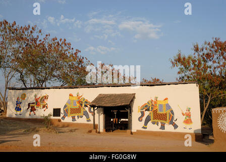 Rajasthani pittura murale a Shilpgram , Udaipur , Rajasthan , India Foto Stock