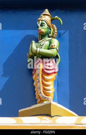 Riccamente decorato statua signore Hanuman Namaskar postura Sri Ranganathswami tempio Srirangam Tiruchirapalli Trichy Tamil Nadu Foto Stock