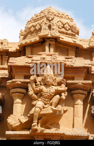 Statua del signore Kartikeya montato su peacock sulla facciata dello Sri Arumugan tempio interno tempio Brihadeshwara Thanjavur Tamil Nadu Foto Stock