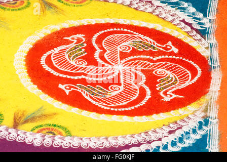 Rangoli Progettazione pavimento per celebrare Gudi Padva festival , Thane , Maharashtra , India Foto Stock