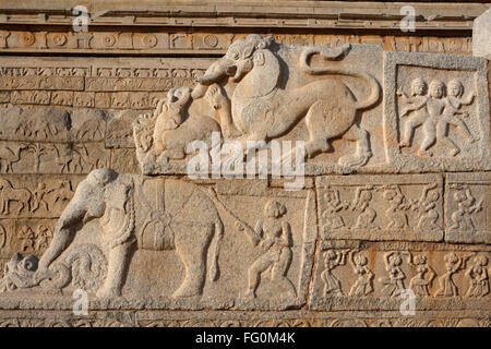 Statue scolpite parete grande piattaforma Mahanavami dibba Hampi Vijayanagar Patrimonio Mondiale UNESCO Hospet Bellary Karnataka India - mbt 110969 Foto Stock