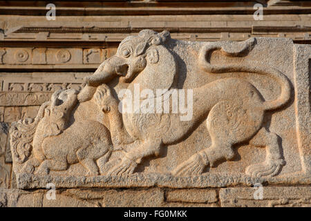 Statue scolpite parete grande piattaforma Mahanavami dibba Hampi Vijayanagar eredità di mondo Deccan plateau Hospet Bellary Karnataka Foto Stock