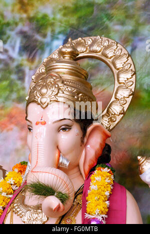 Riccamente decorate idol del signore Ganesh elephant intitolata Dio per Ganpati festival , Pune , Maharashtra , India Foto Stock