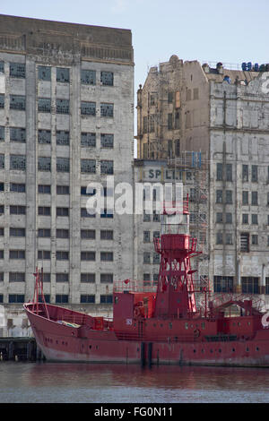 Il Millennium Mills è una volta abbandonati del xx secolo mulino di farina in West Silvertown sul lato sud del Royal Victoria Dock, tra la Thames Barrier e il centro espositivo ExCel a fianco della nuova costruzione Britannia villaggio, a Newham, Londra, Inghilterra.[2] i mulini sono attualmente in fase di ristrutturazione come parte di un £3.5billion riqualificazione di Silvertown. Foto Stock